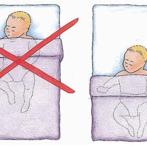 Perché è così importante che il neonato dorma a pancia in su?